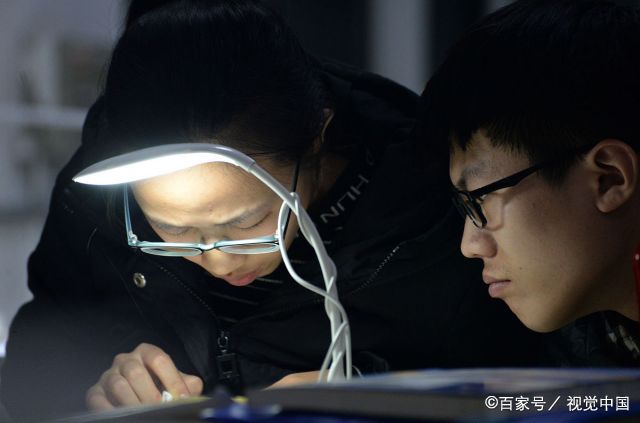 寒夜中,"考研族"挑灯夜读,称最想做的事就是好好睡几天